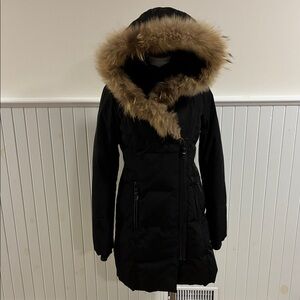 Elegant Black Puffer Coat with Faux Fur Trim